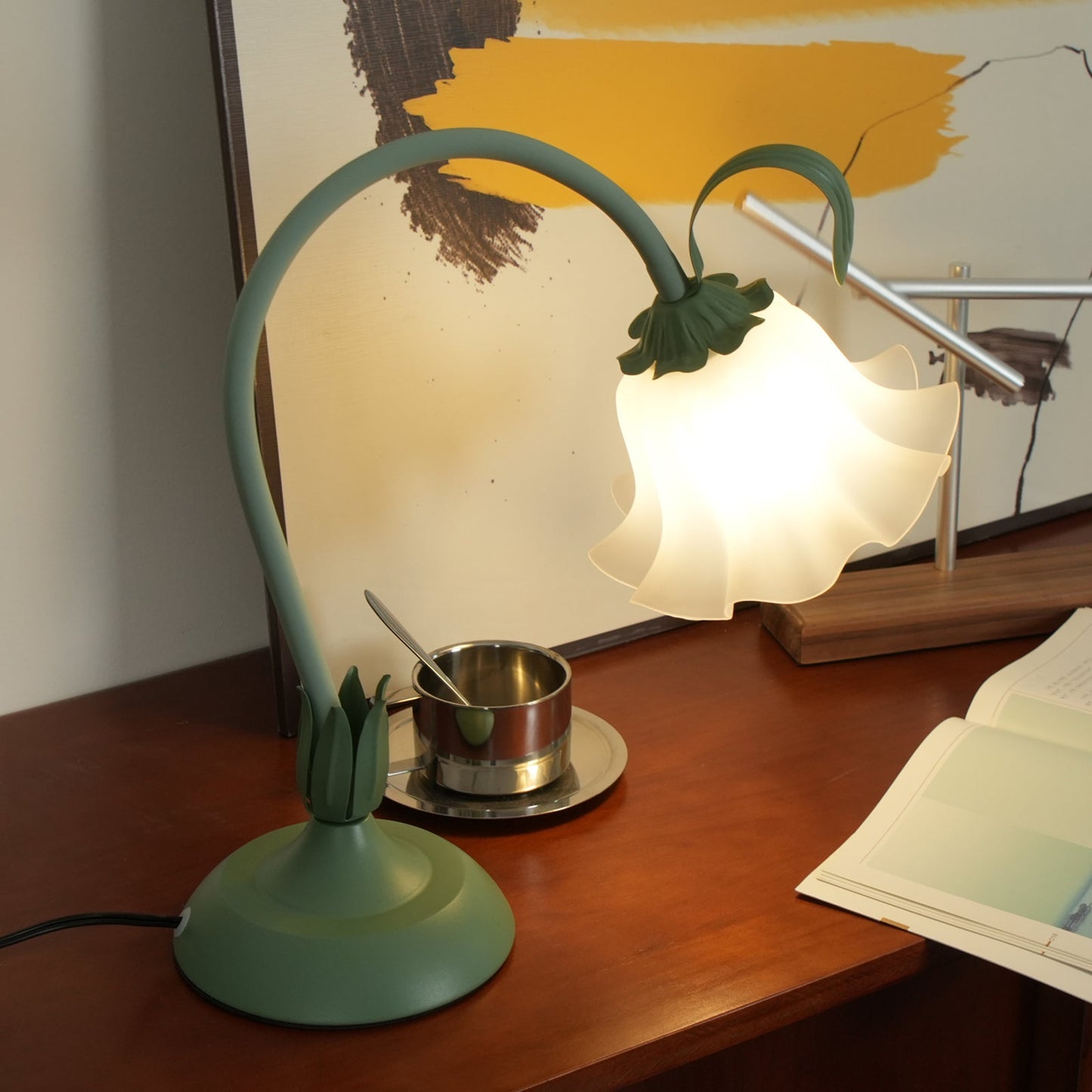 Isabelle Lily Flower Tischlampe mit elegantem Blumendesign