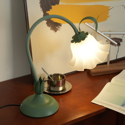Isabelle Lily Flower Tischlampe mit elegantem Blumendesign