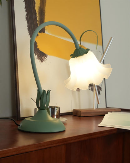 Isabelle Lily Flower Tischlampe mit elegantem Blumendesign