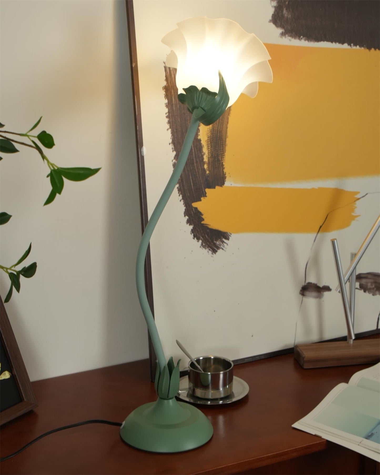 Isabelle Lily Flower Tischlampe mit elegantem Blumendesign