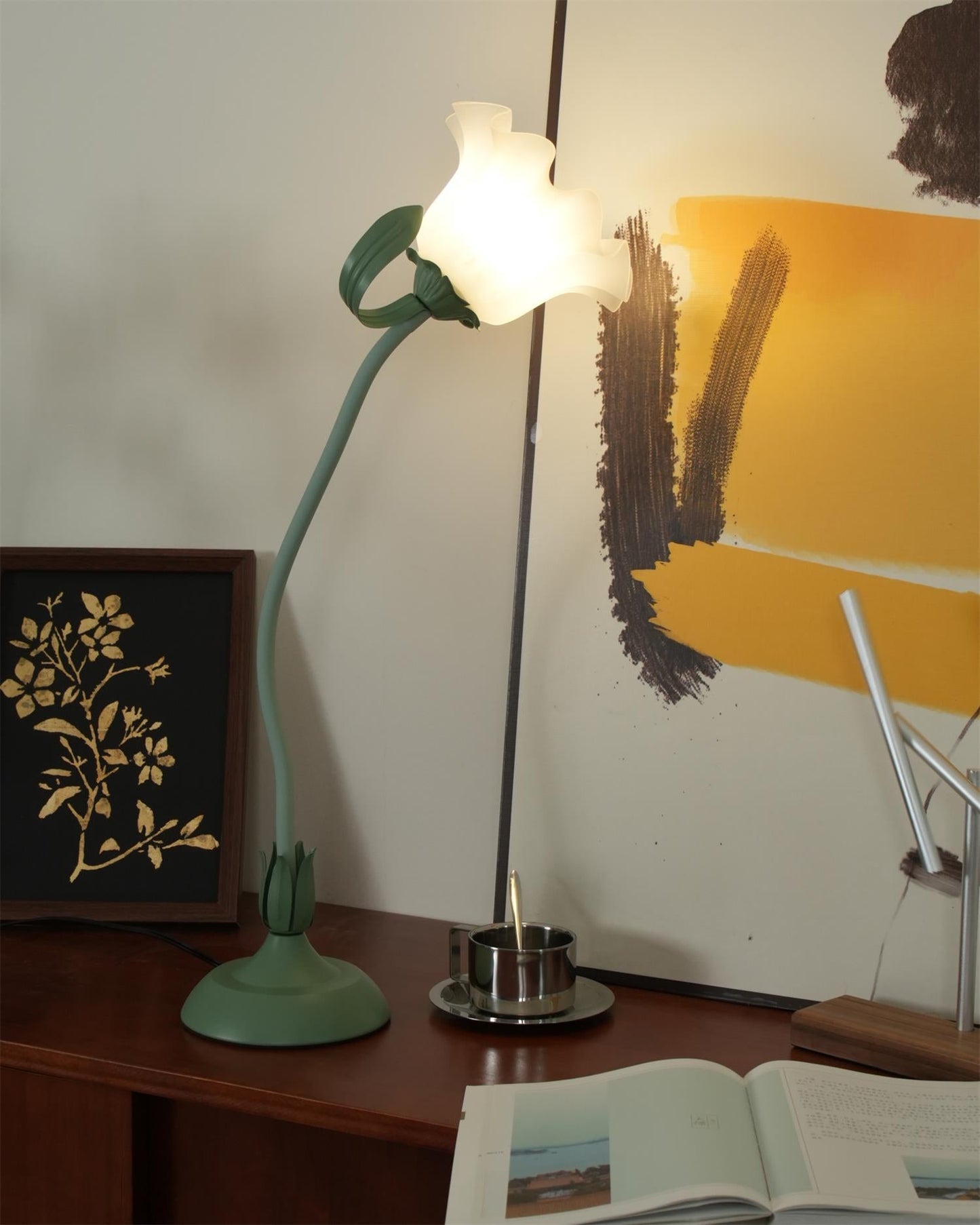 Isabelle Lily Flower Tischlampe mit elegantem Blumendesign