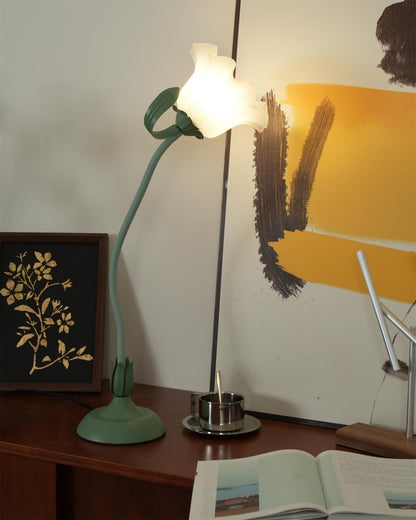 Isabelle Lily Flower Tischlampe mit elegantem Blumendesign