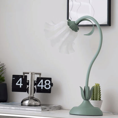 Isabelle Lily Flower Tischlampe mit elegantem Blumendesign