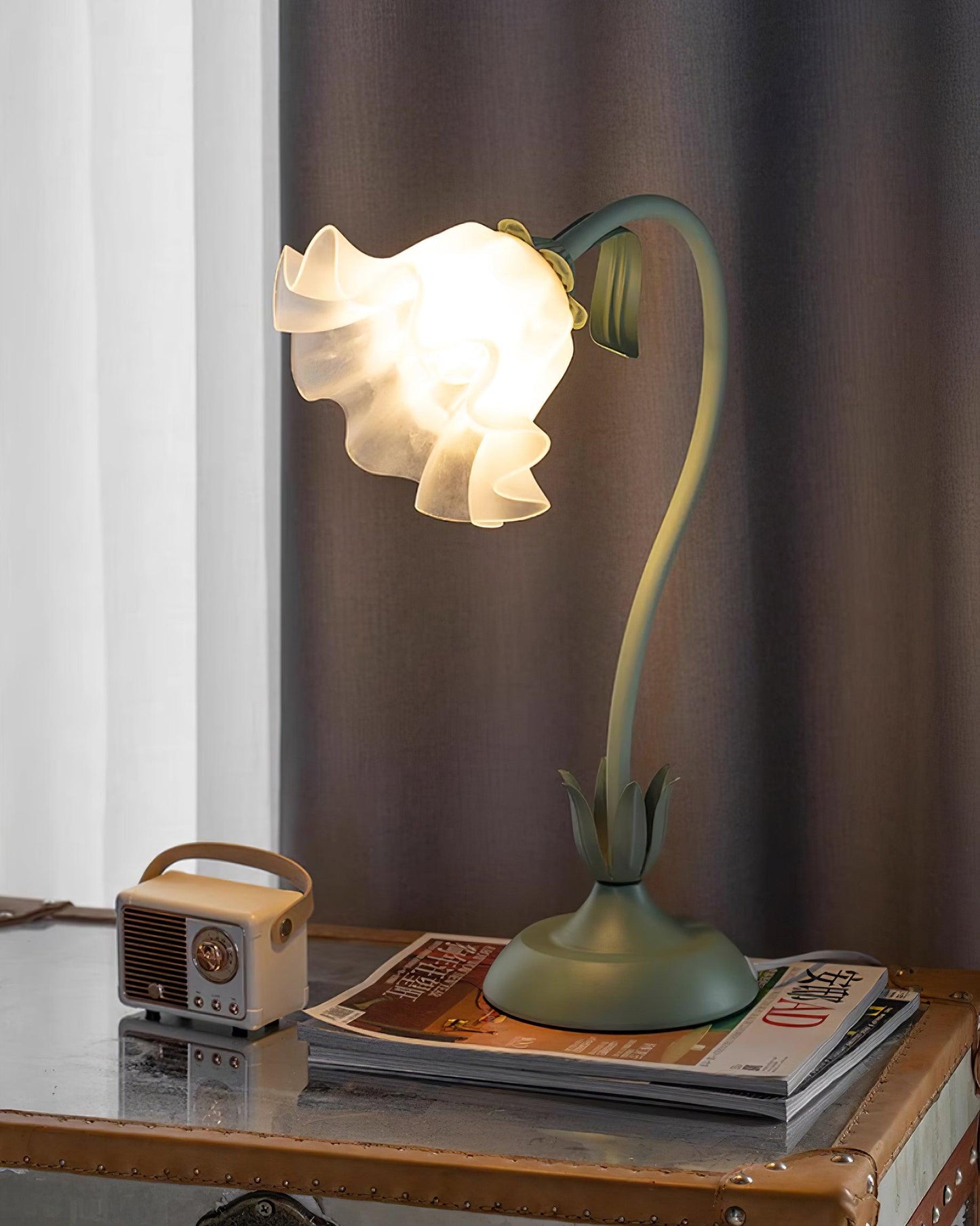 Isabelle Lily Flower Tischlampe mit elegantem Blumendesign