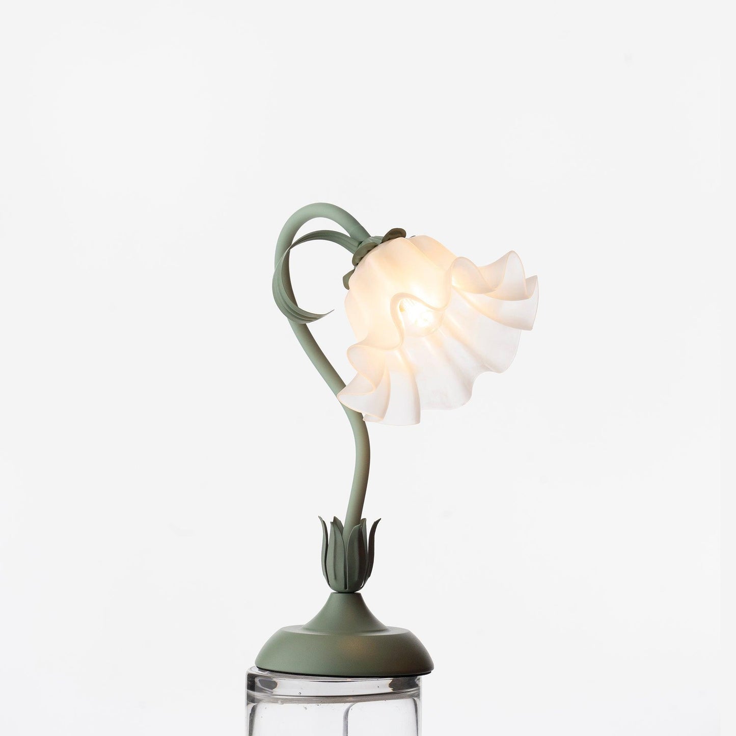 Isabelle Lily Flower Tischlampe mit elegantem Blumendesign
