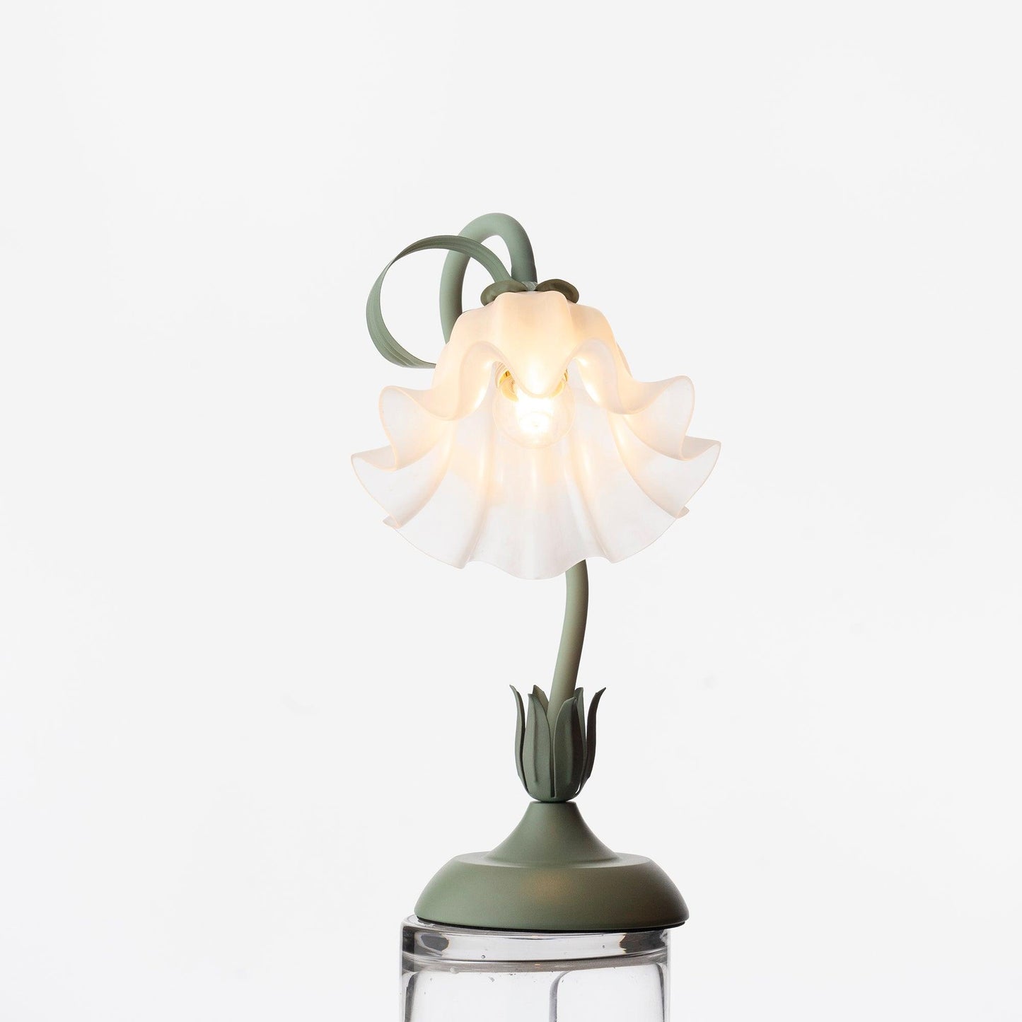 Isabelle Lily Flower Tischlampe mit elegantem Blumendesign