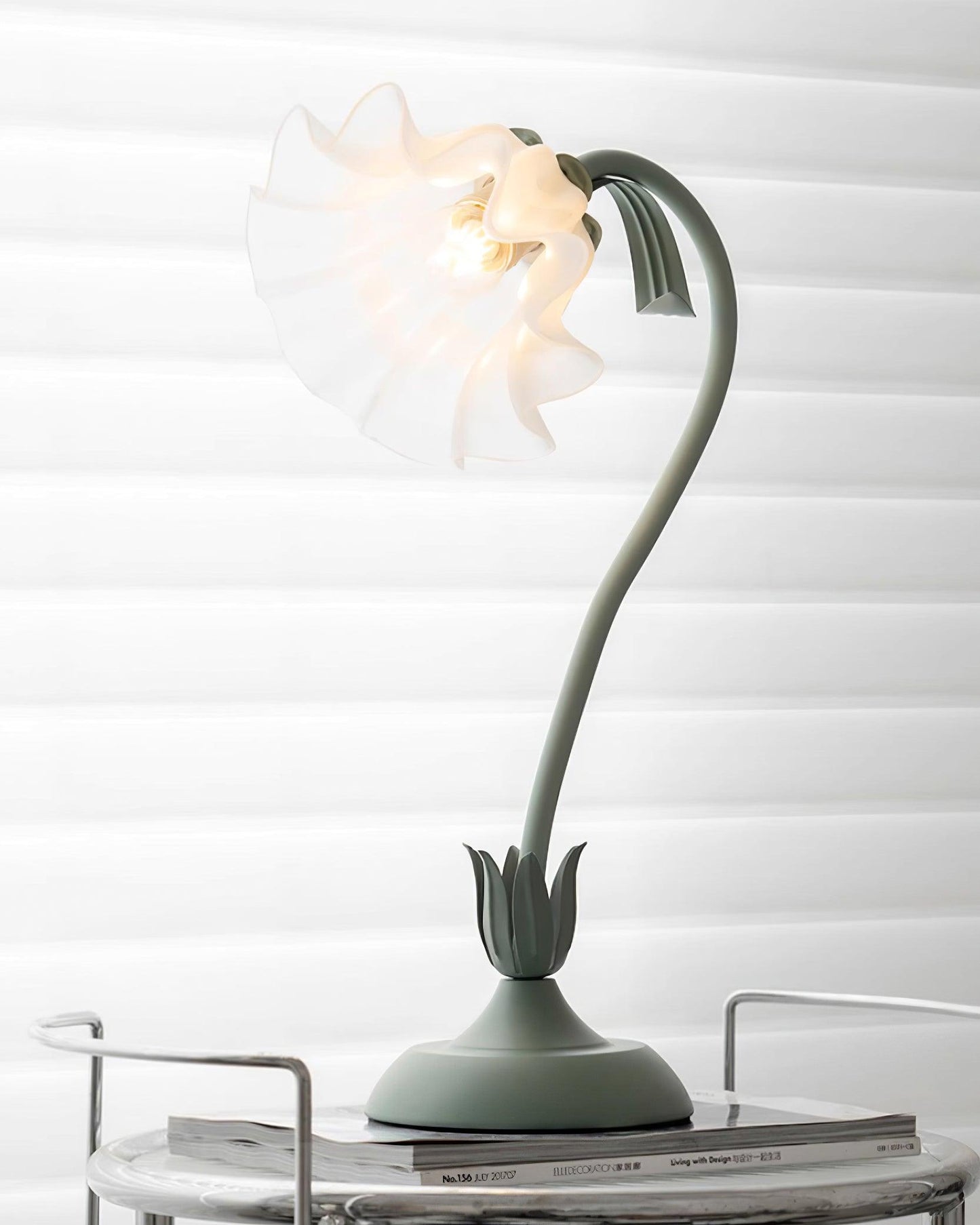 Isabelle Lily Flower Tischlampe mit elegantem Blumendesign