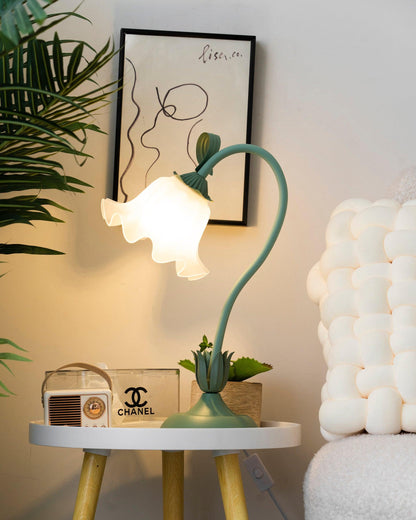 Isabelle Lily Flower Tischlampe mit elegantem Blumendesign