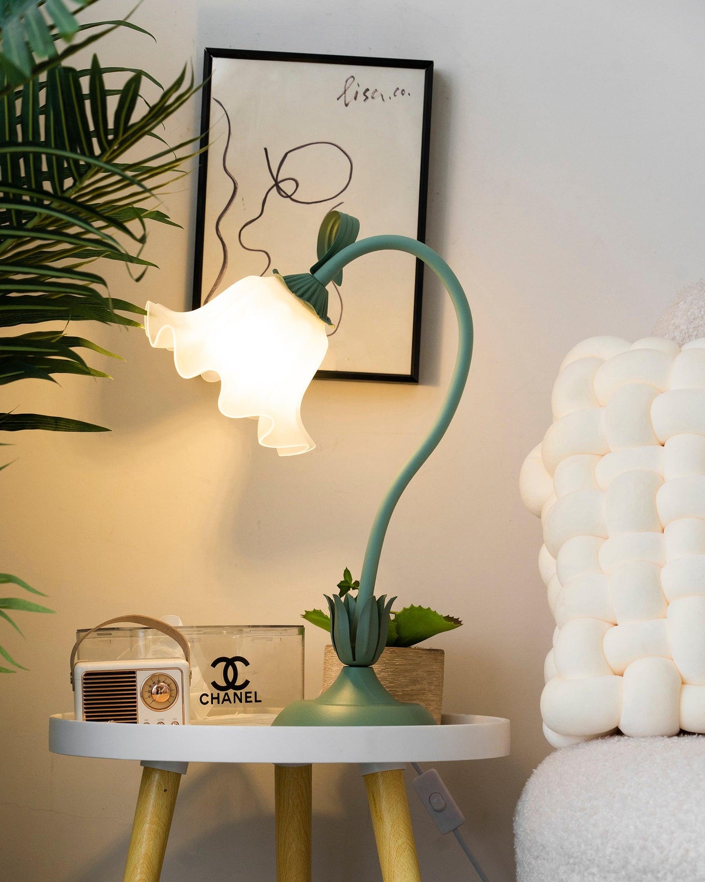 Isabelle Lily Flower Tischlampe mit elegantem Blumendesign
