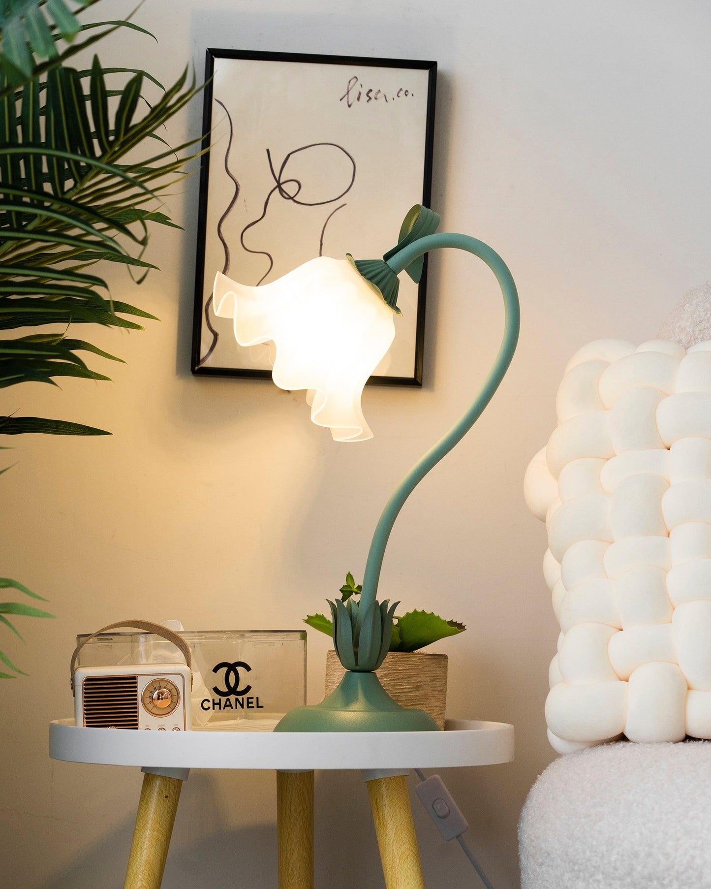 Isabelle Lily Flower Tischlampe mit elegantem Blumendesign