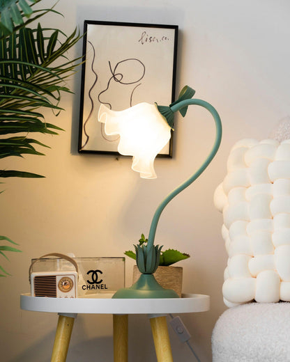 Isabelle Lily Flower Tischlampe mit elegantem Blumendesign
