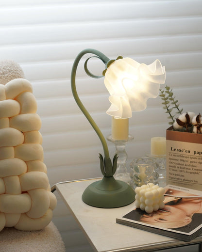 Isabelle Lily Flower Tischlampe mit elegantem Blumendesign