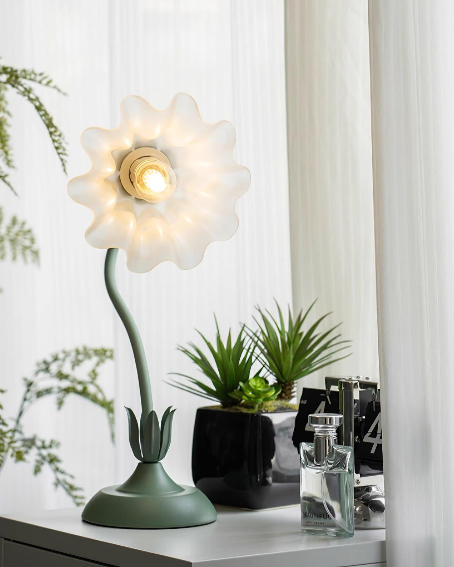 Isabelle Lily Flower Tischlampe mit elegantem Blumendesign