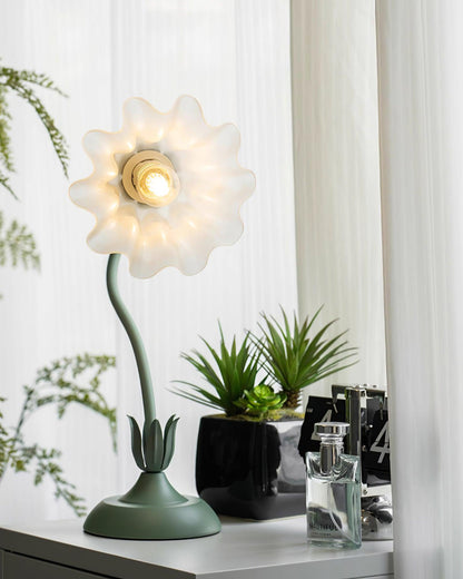 Isabelle Lily Flower Tischlampe mit elegantem Blumendesign