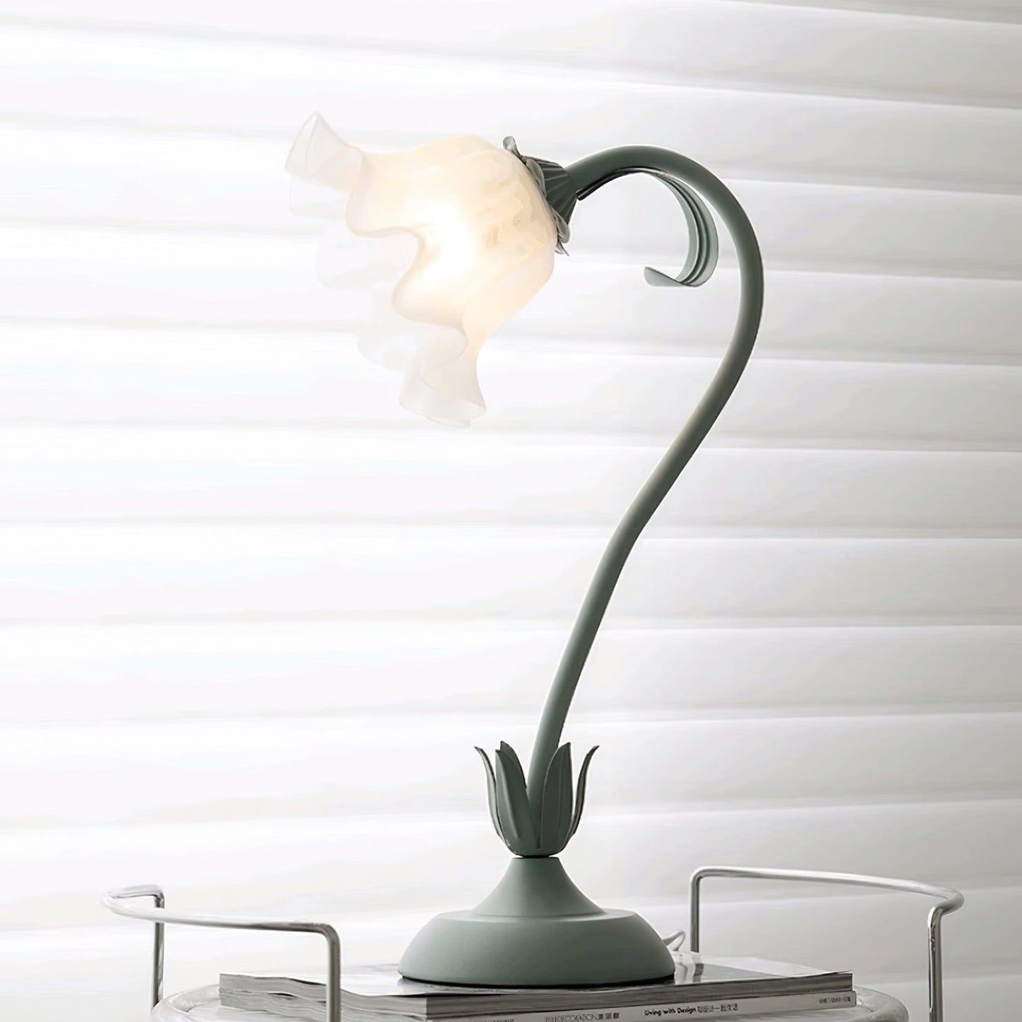 Isabelle Lily Flower Tischlampe mit elegantem Blumendesign