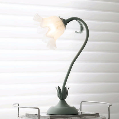 Isabelle Lily Flower Tischlampe mit elegantem Blumendesign