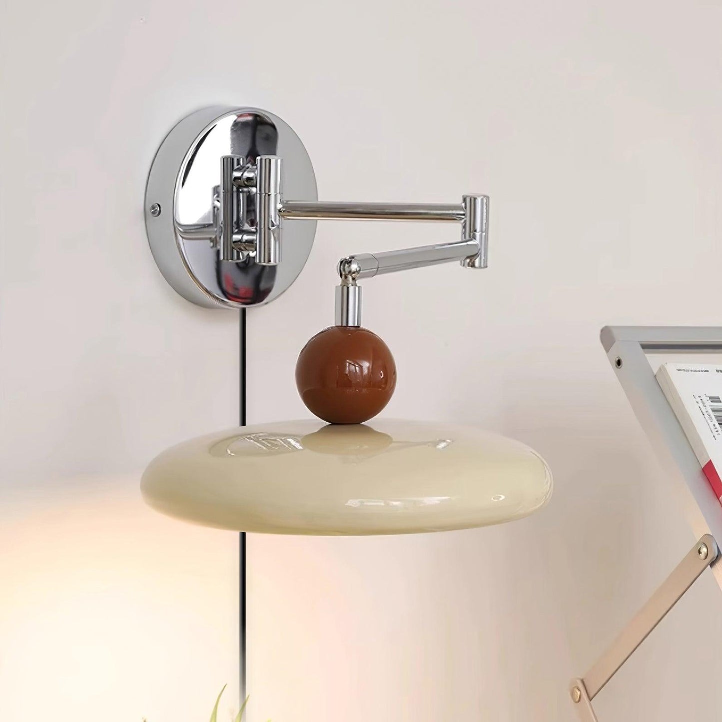 Élise Loa Plug-in Wandlampe Moderne Metall- und Acryl-LED-Beleuchtung