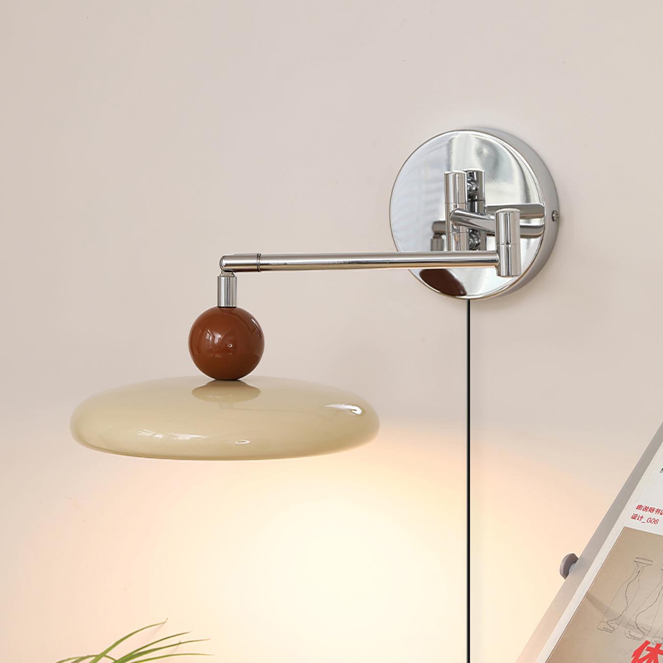 Élise Loa Plug-in Wandlampe Moderne Metall- und Acryl-LED-Beleuchtung