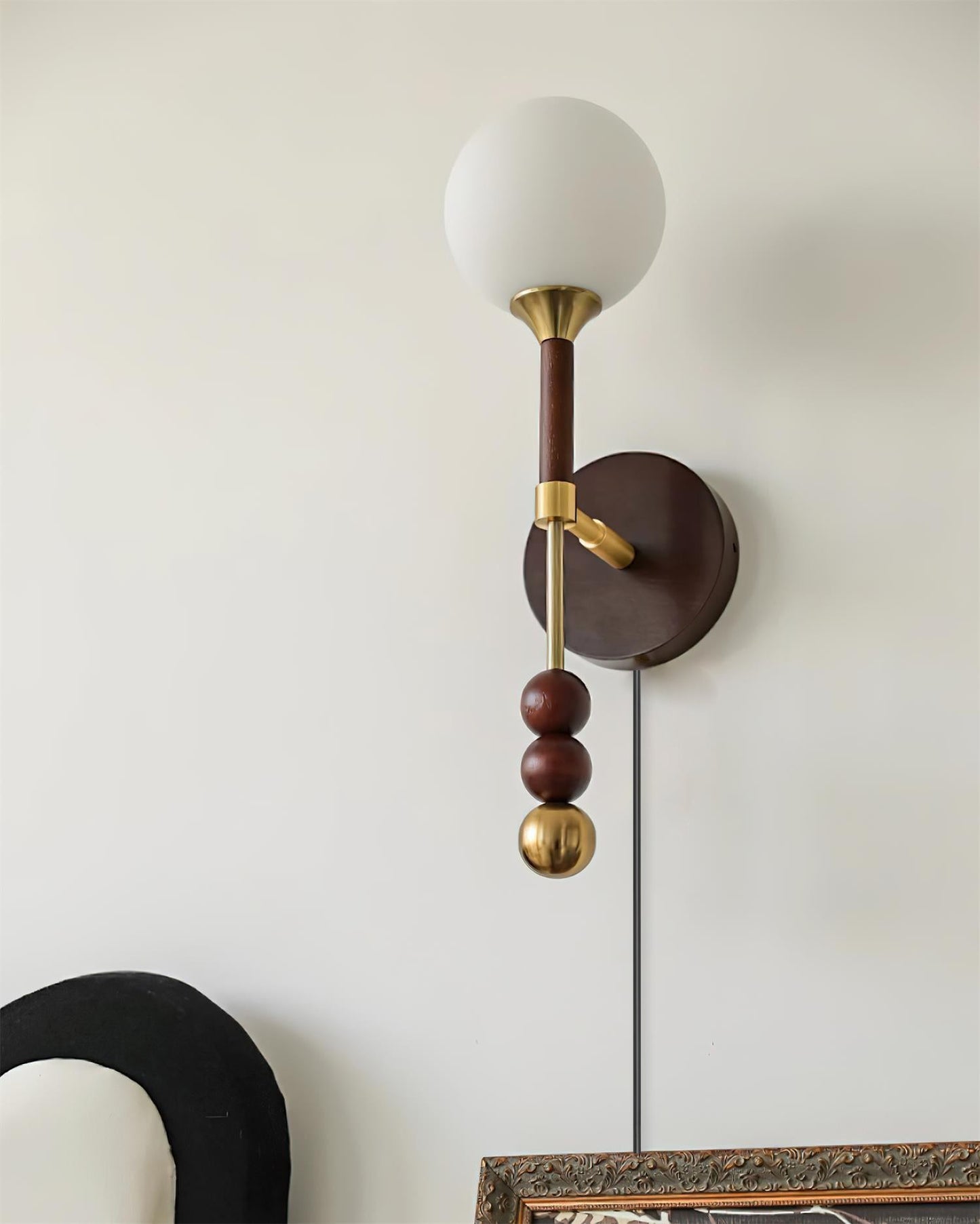 Élodie Lolli Wandleuchte mit mattierter Glaskugel