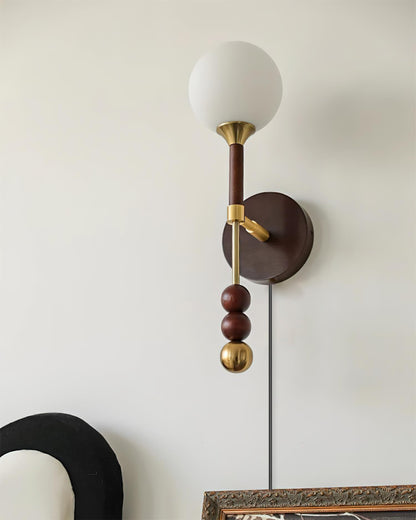 Élodie Lolli Wandleuchte mit mattierter Glaskugel