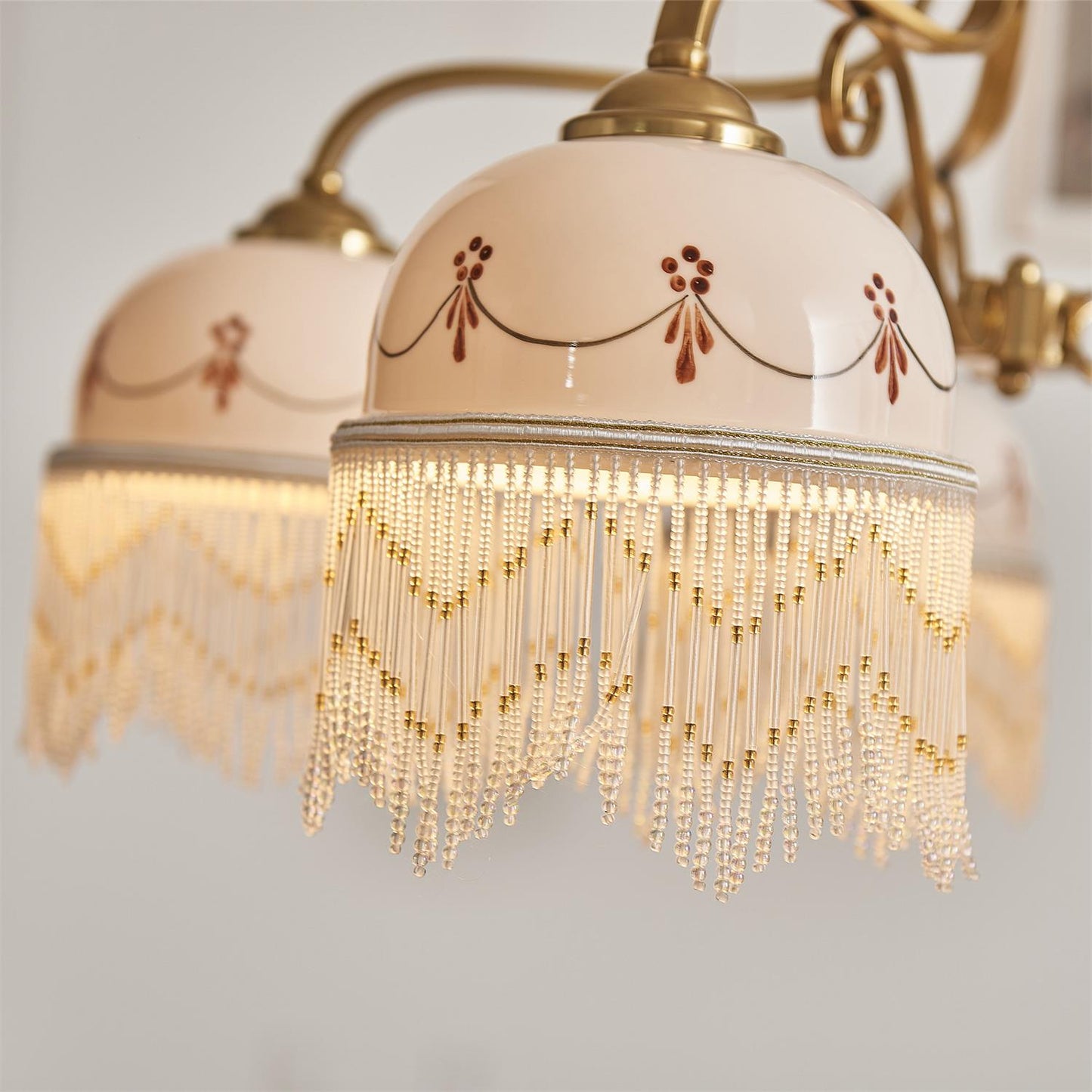 Colette Vintage-Kronleuchter, Glasperlen-Schirme mit Metallrahmen