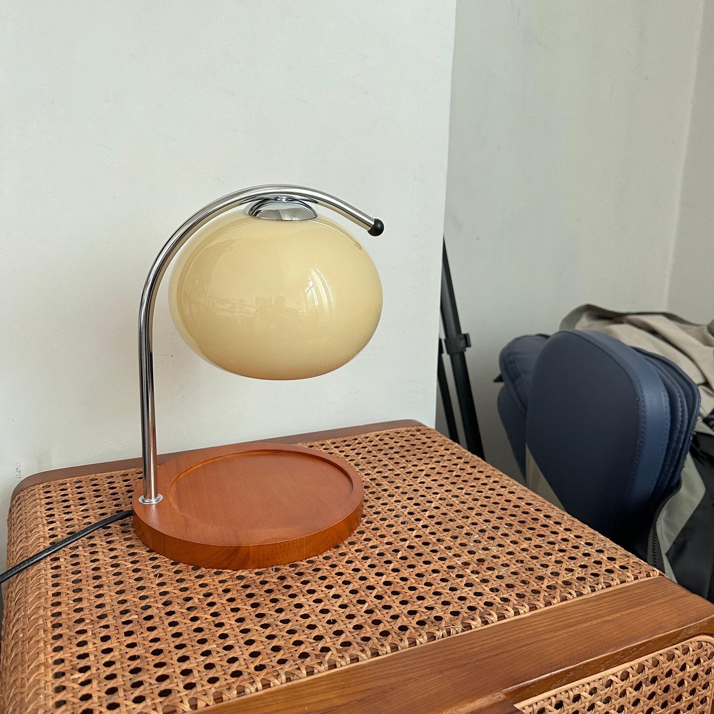Élise Glaskerzenwärmerlampe mit Holzsockel-Design
