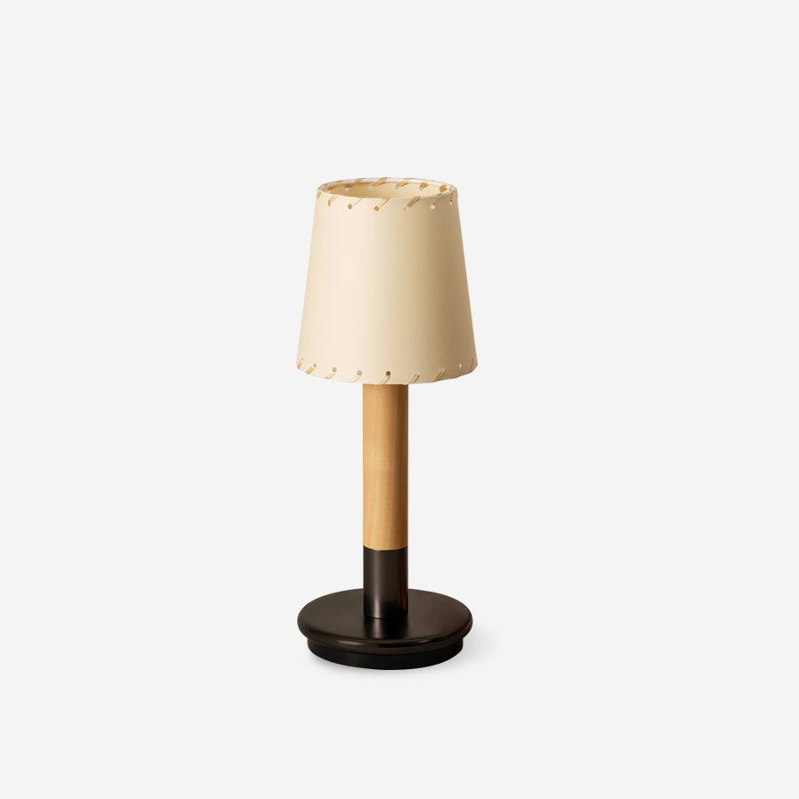 Amelie Tragbare LED-Tischleuchte aus Holz mit Stoffschirm
