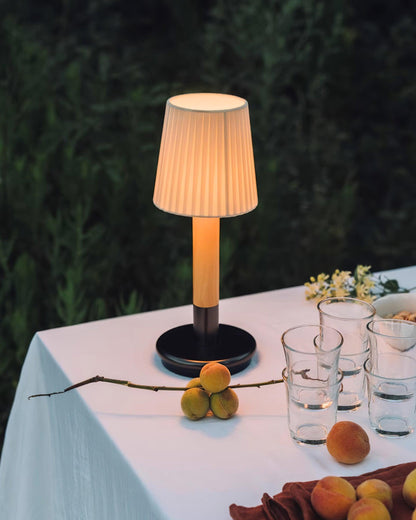 Amelie Tragbare LED-Tischleuchte aus Holz mit Stoffschirm