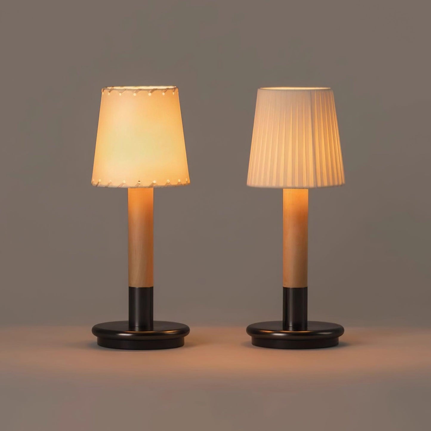 Amelie Tragbare LED-Tischleuchte aus Holz mit Stoffschirm