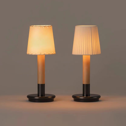 Amelie Tragbare LED-Tischleuchte aus Holz mit Stoffschirm