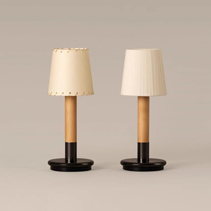 Amelie Tragbare LED-Tischleuchte aus Holz mit Stoffschirm
