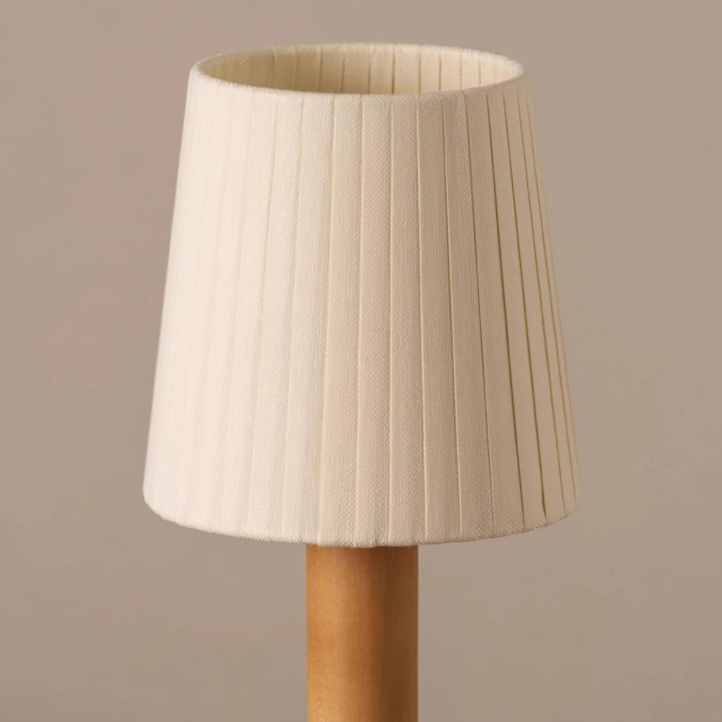 Amelie Tragbare LED-Tischleuchte aus Holz mit Stoffschirm