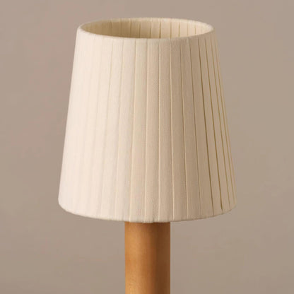 Amelie Tragbare LED-Tischleuchte aus Holz mit Stoffschirm