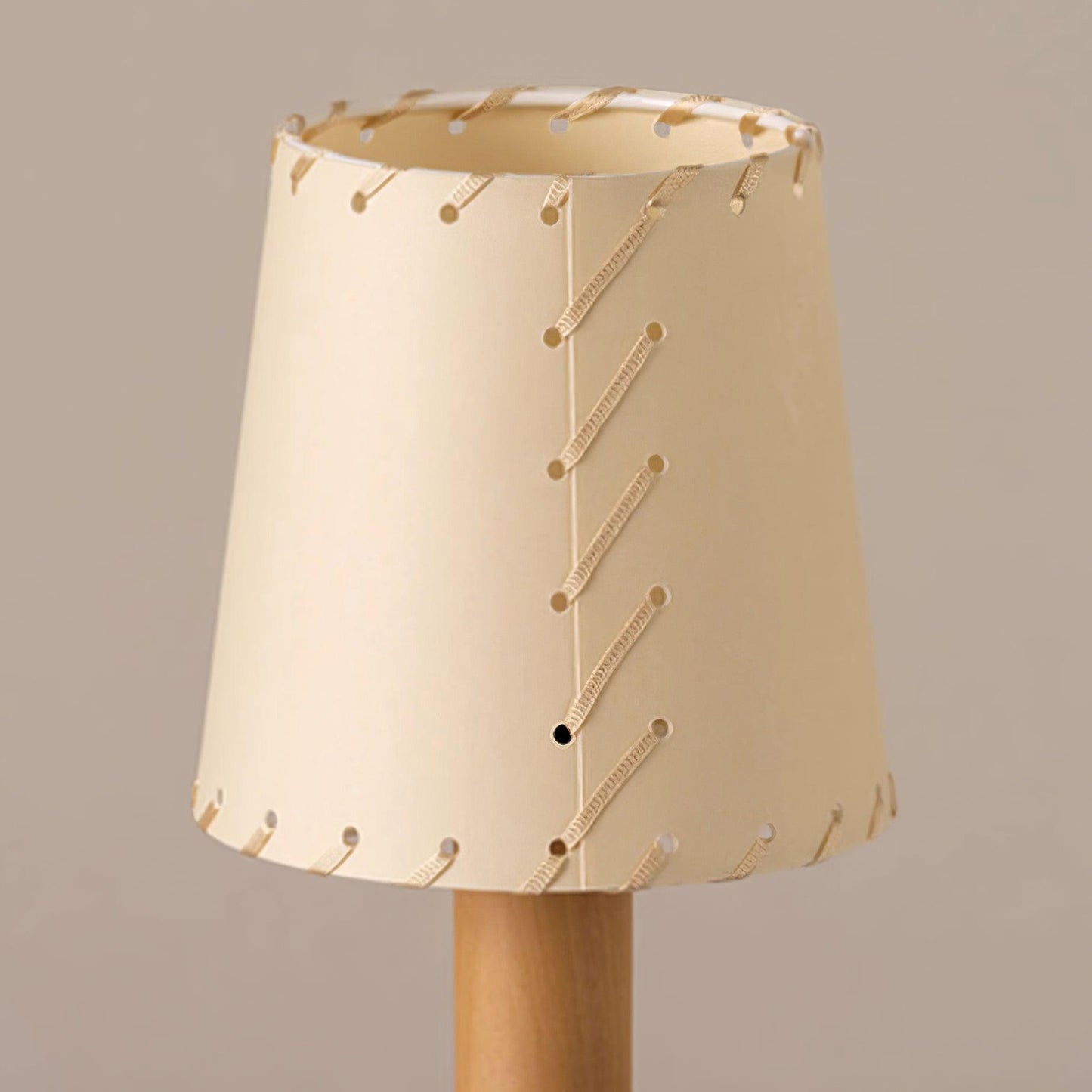 Amelie Tragbare LED-Tischleuchte aus Holz mit Stoffschirm