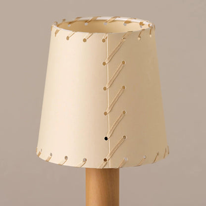 Amelie Tragbare LED-Tischleuchte aus Holz mit Stoffschirm