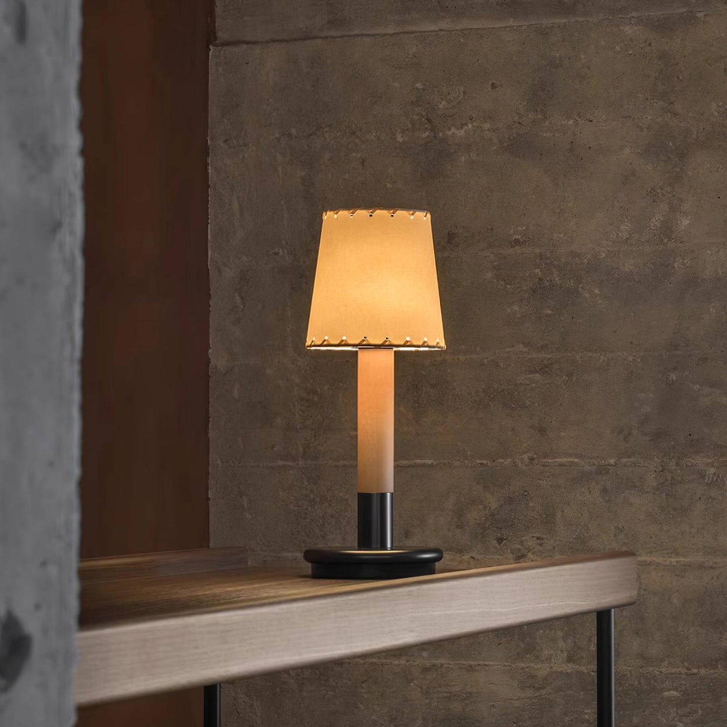 Amelie Tragbare LED-Tischleuchte aus Holz mit Stoffschirm