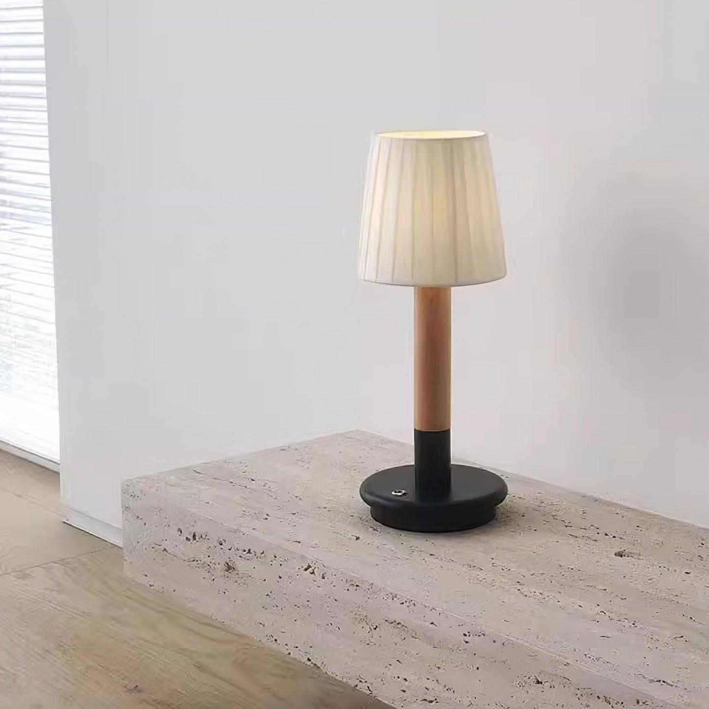 Amelie Tragbare LED-Tischleuchte aus Holz mit Stoffschirm