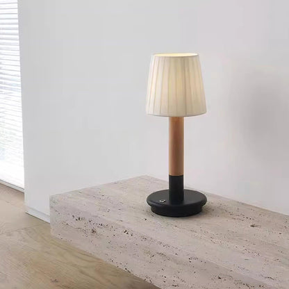 Amelie Tragbare LED-Tischleuchte aus Holz mit Stoffschirm