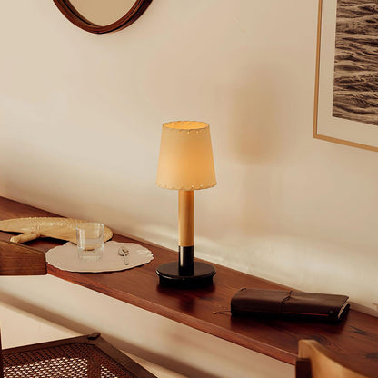 Amelie Tragbare LED-Tischleuchte aus Holz mit Stoffschirm