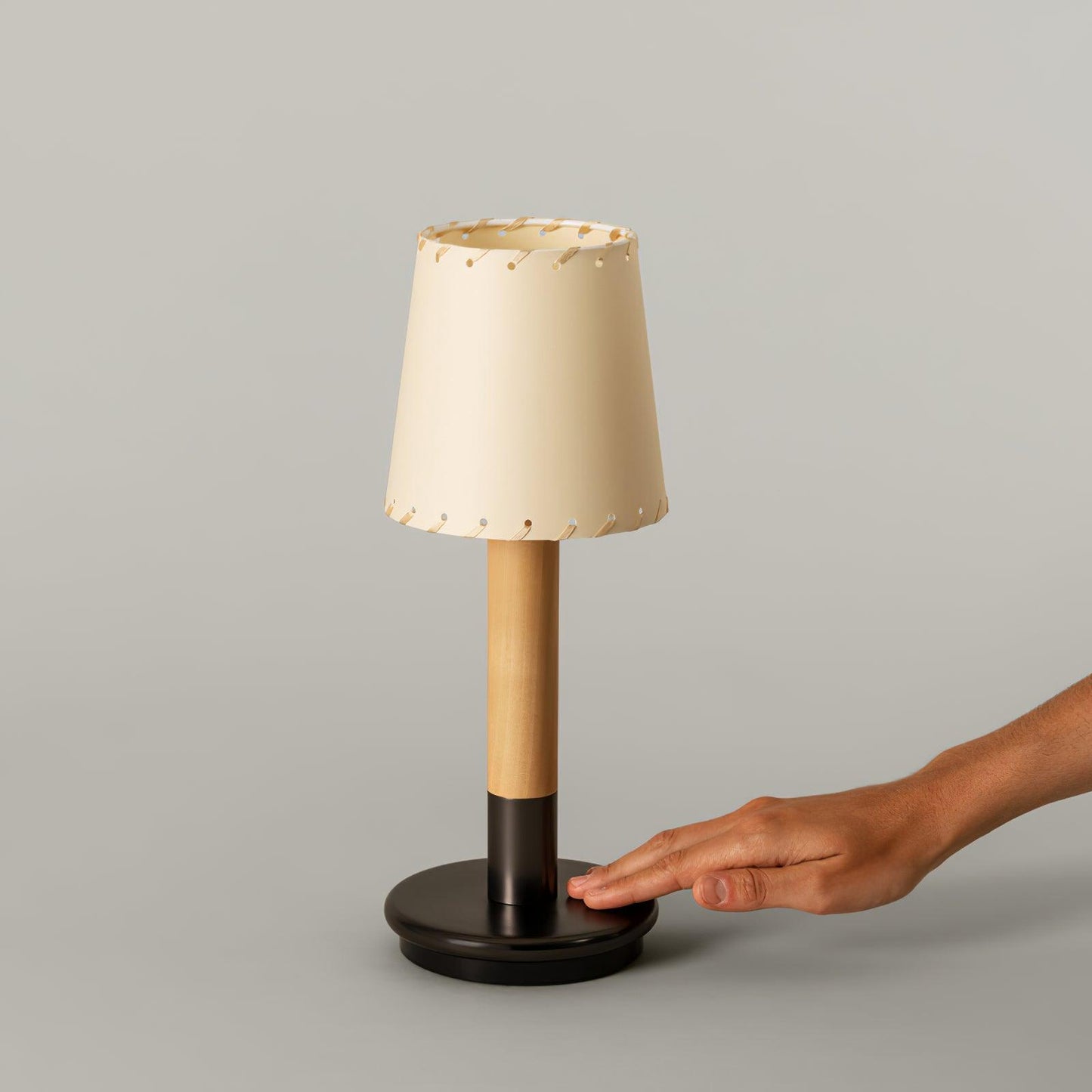 Amelie Tragbare LED-Tischleuchte aus Holz mit Stoffschirm