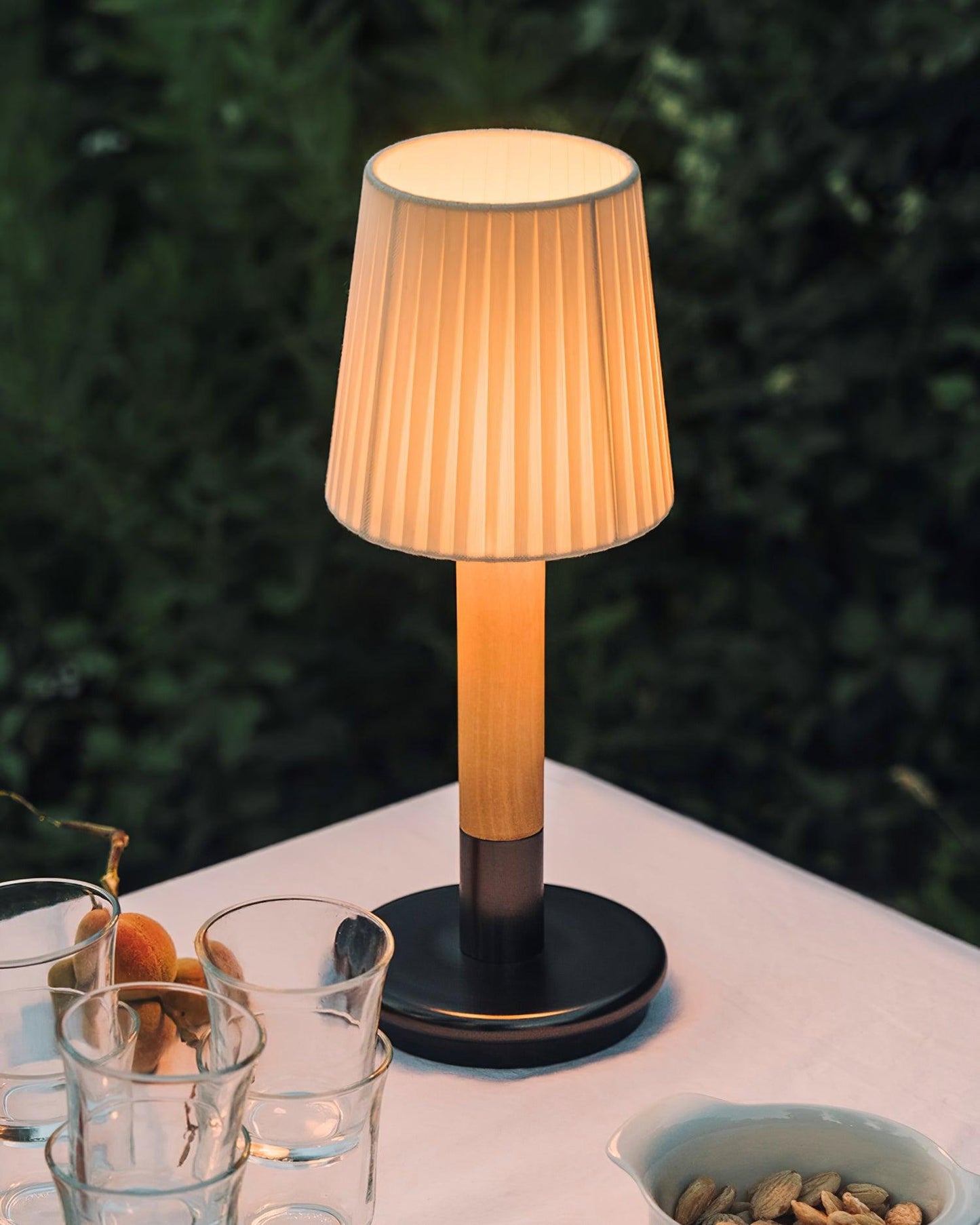Amelie Tragbare LED-Tischleuchte aus Holz mit Stoffschirm