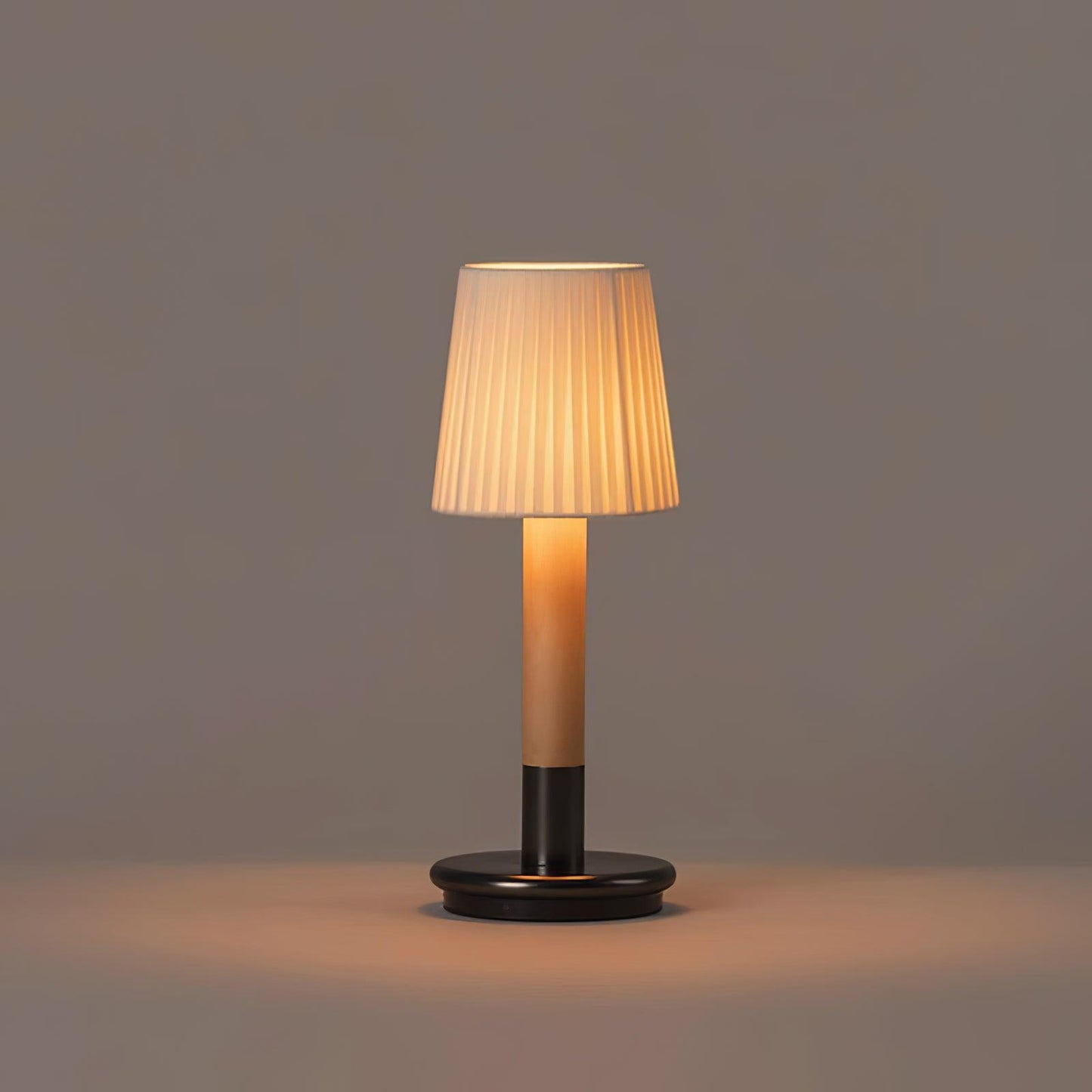 Amelie Tragbare LED-Tischleuchte aus Holz mit Stoffschirm