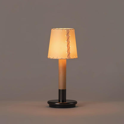 Amelie Tragbare LED-Tischleuchte aus Holz mit Stoffschirm