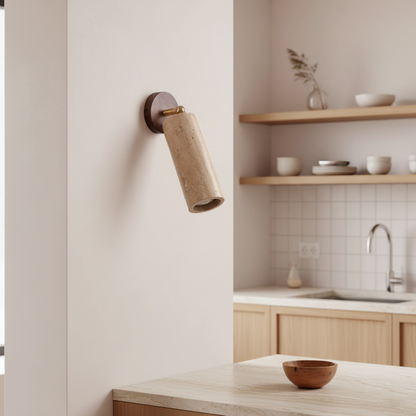 Solène Travertin-Wandleuchte mit Holzfuß und verstellbarem Metallarm