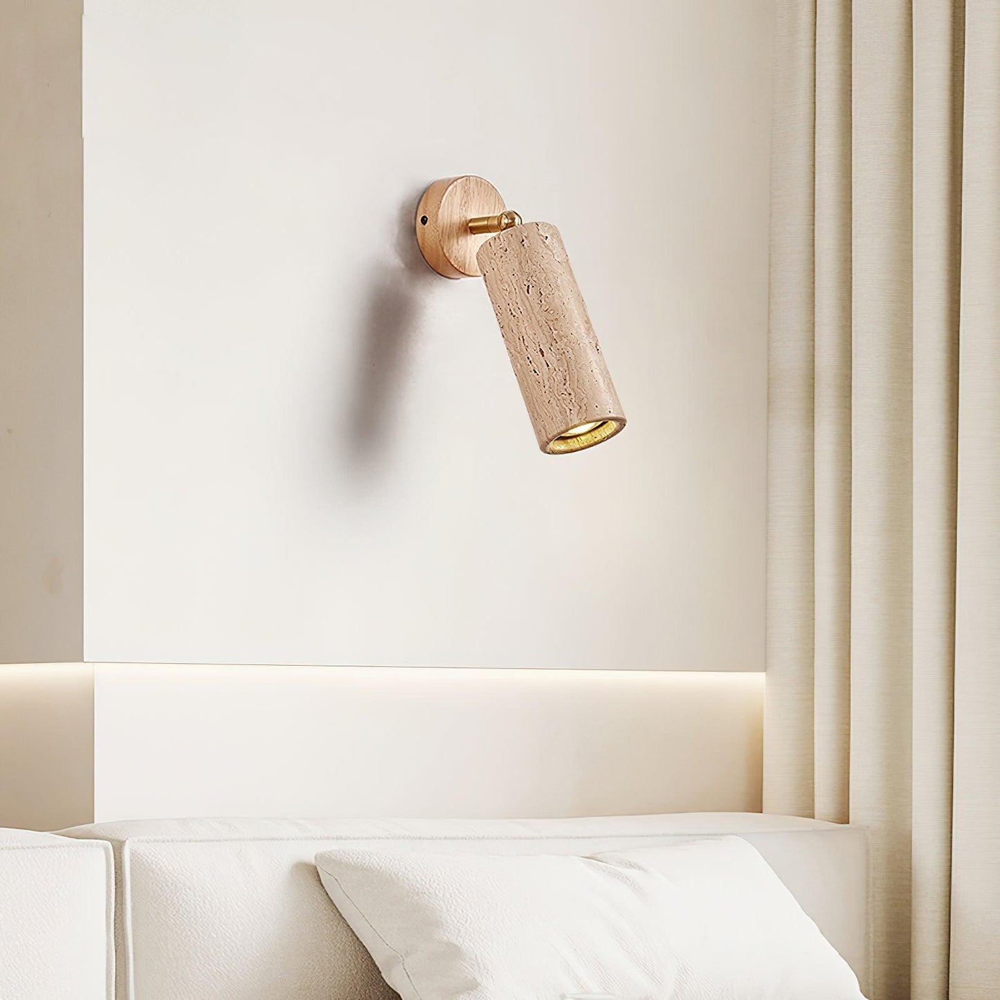 Solène Travertin-Wandleuchte mit Holzfuß und verstellbarem Metallarm