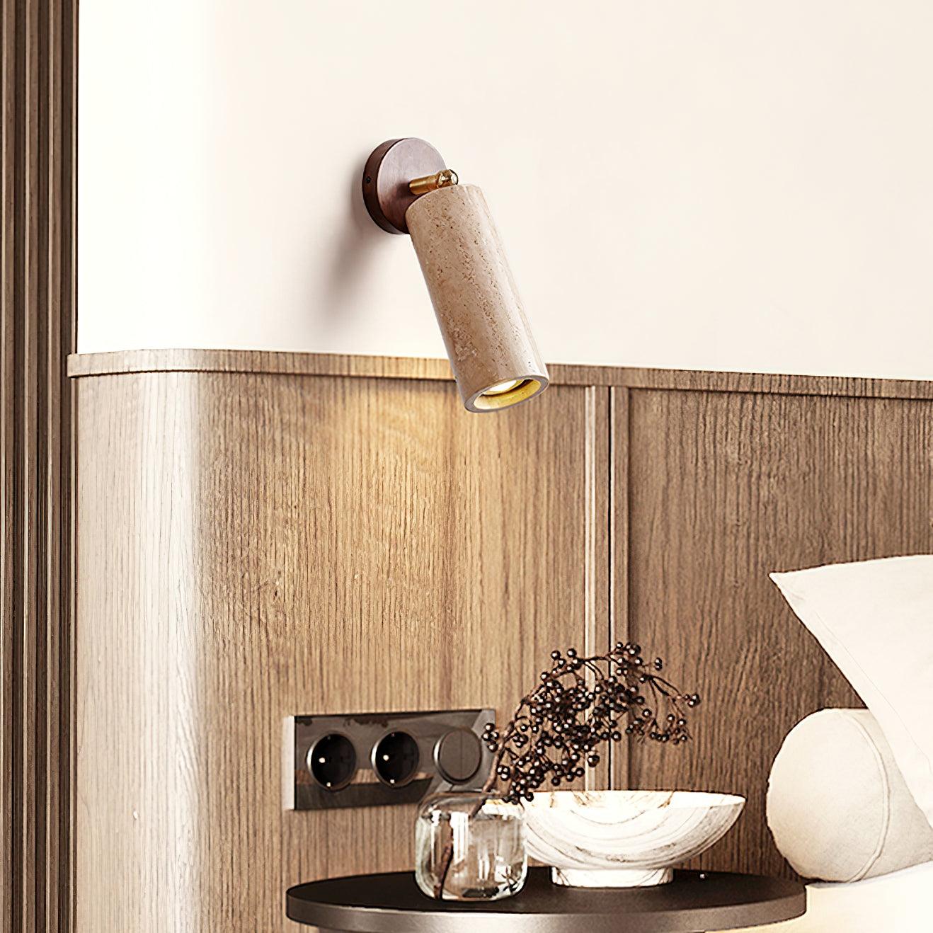 Solène Travertin-Wandleuchte mit Holzfuß und verstellbarem Metallarm