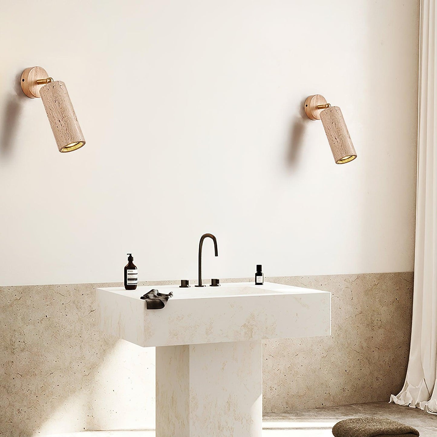 Solène Travertin-Wandleuchte mit Holzfuß und verstellbarem Metallarm