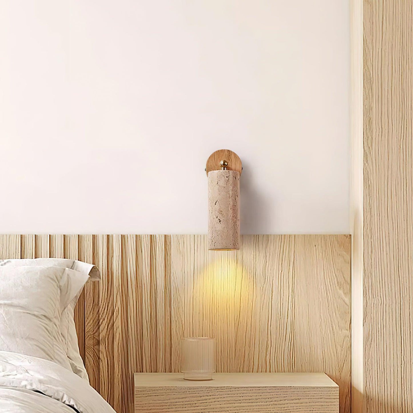 Solène Travertin-Wandleuchte mit Holzfuß und verstellbarem Metallarm