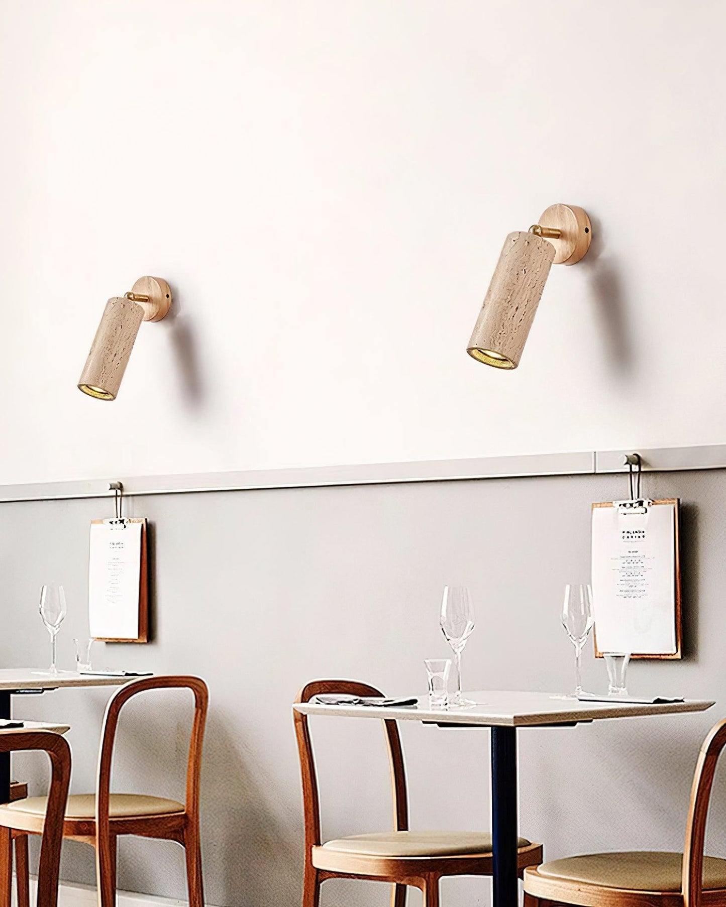 Solène Travertin-Wandleuchte mit Holzfuß und verstellbarem Metallarm