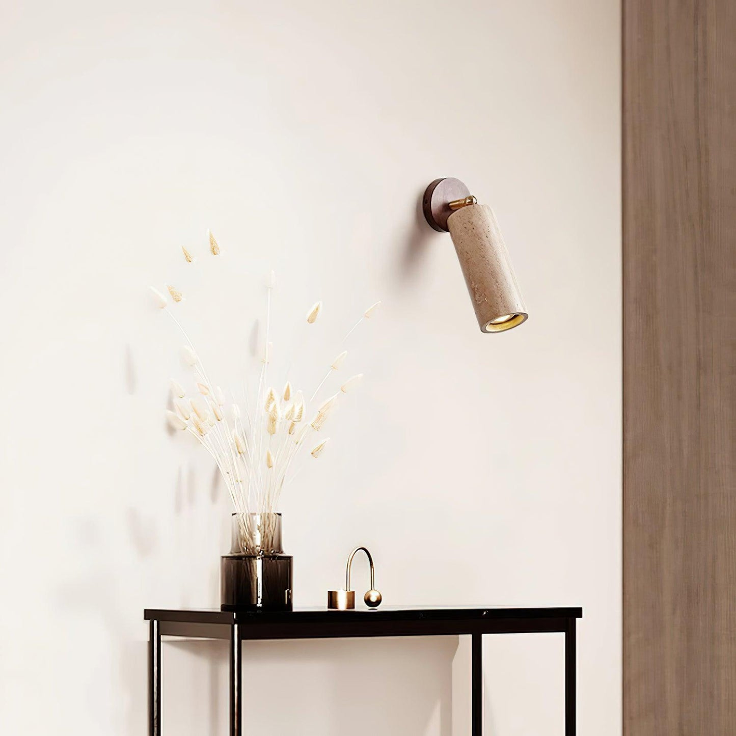 Solène Travertin-Wandleuchte mit Holzfuß und verstellbarem Metallarm